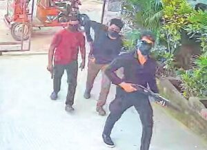 চট্টগ্রামে পুলিশের তালিকা এড়িয়ে সক্রিয় দেড় শতাধিক অস্ত্রধারী সন্ত্রাসী