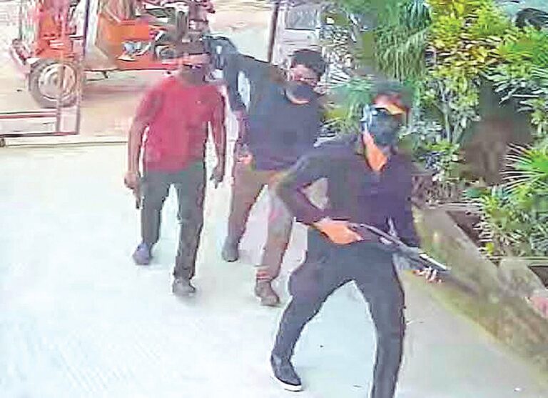 চট্টগ্রামে পুলিশের তালিকা এড়িয়ে সক্রিয় দেড় শতাধিক অস্ত্রধারী সন্ত্রাসী