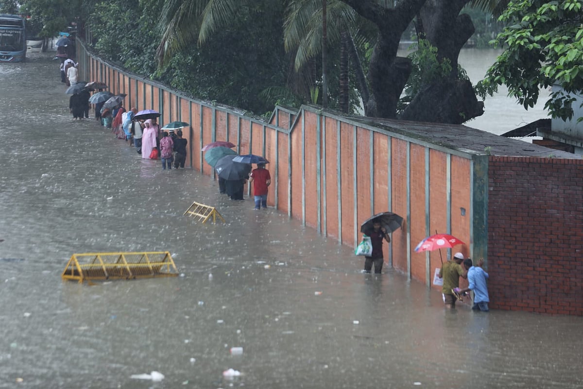 Heavy Monsoon Rains Disrupt Commuter Traffic Across Dhaka and Chittagong