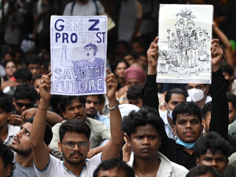 পরীক্ষা জালিয়াতি ও মন্ত্রীর পদত্যাগের দাবিতে অনড় ভারতের আন্দোলনকারী শিক্ষার্থীরা