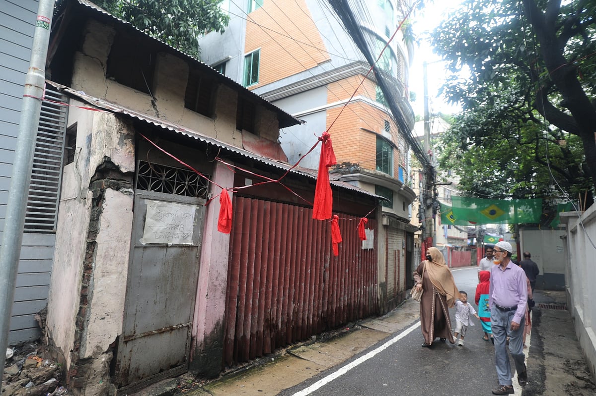 Chittagong Mayor orders demolition of dilapidated building following heavy rains