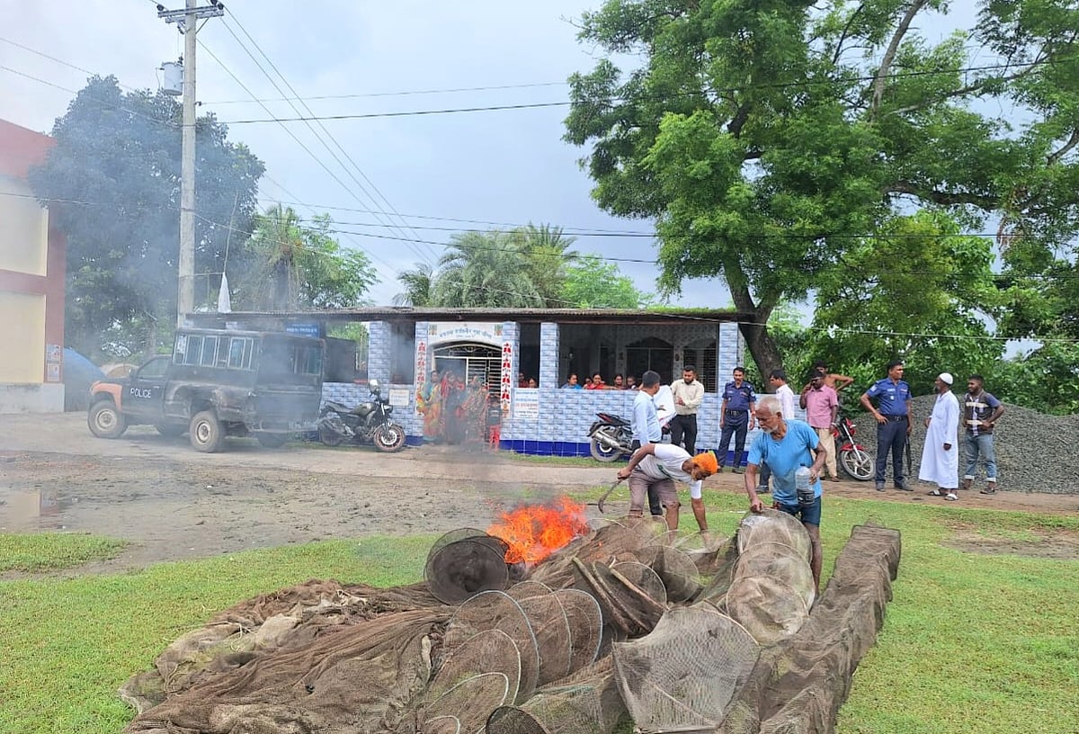 Khulna authorities dismantle illegal fishing barriers in Amtala River following lease controversy