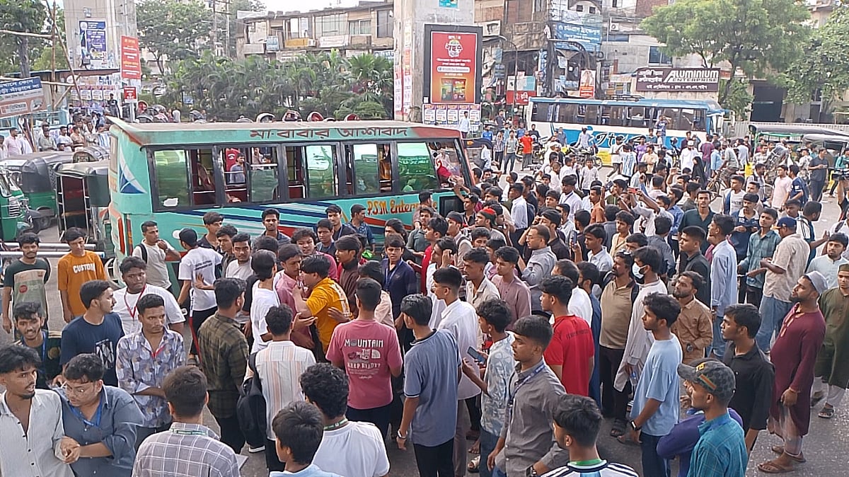 HSC candidates block major Chittagong thoroughfares demanding education minister resignation