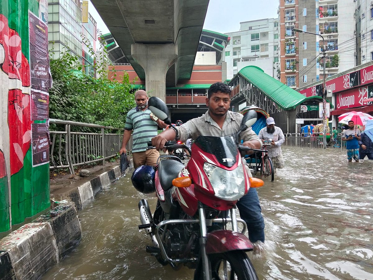 Heavy Rains Paralyze Dhaka Traffic as Commuters Struggle with Flooded Streets