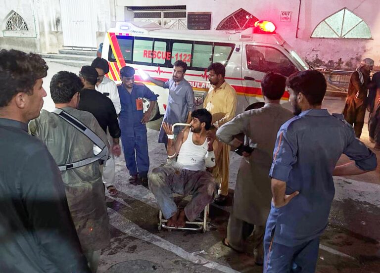 পাকিস্তানের হাংগু জেলায় পুলিশ চেকপোস্টে হামলা: ১১ পুলিশ কর্মকর্তাসহ নিহত ২৬