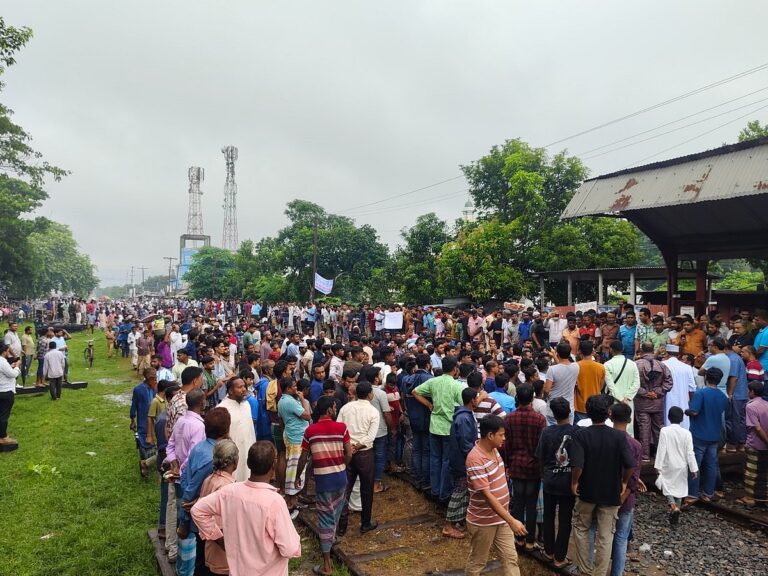 Residents Block Railway Line in Kushtia Demanding Benapole Express Stop Restoration