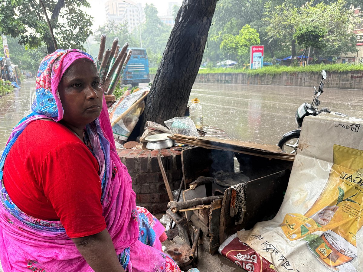 Monsoon Rains Force Dhaka Street Vendors to Choose Between Livelihood and Survival
