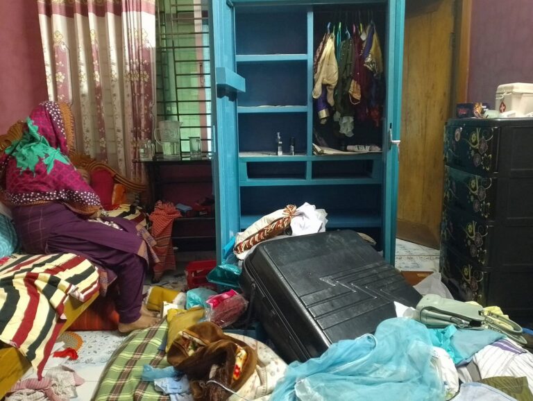 Armed gang raids Noakhali business home, loots cash and jewelry