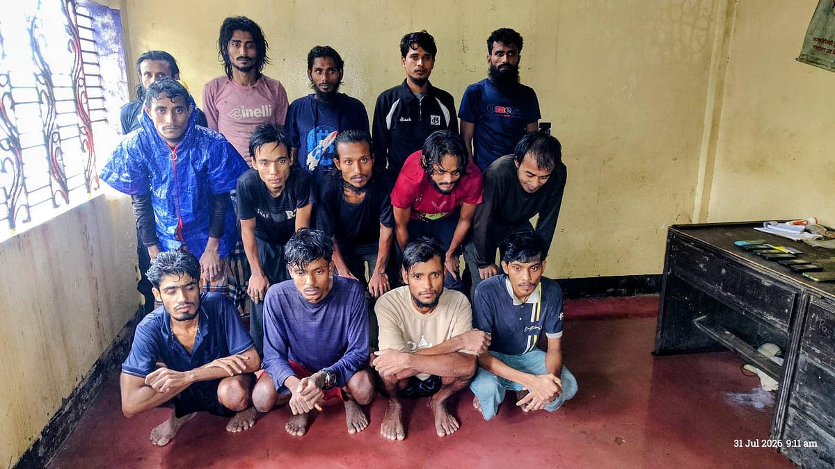 Eighteen Rescued After Rohingya Boat Sinks Off Teknaf Coast