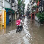 রাজধানীর বর্ষায় জীবিকার লড়াইয়ে খাদ্য ডেলিভারি কর্মীদের নিরন্তর ছুটে চলা