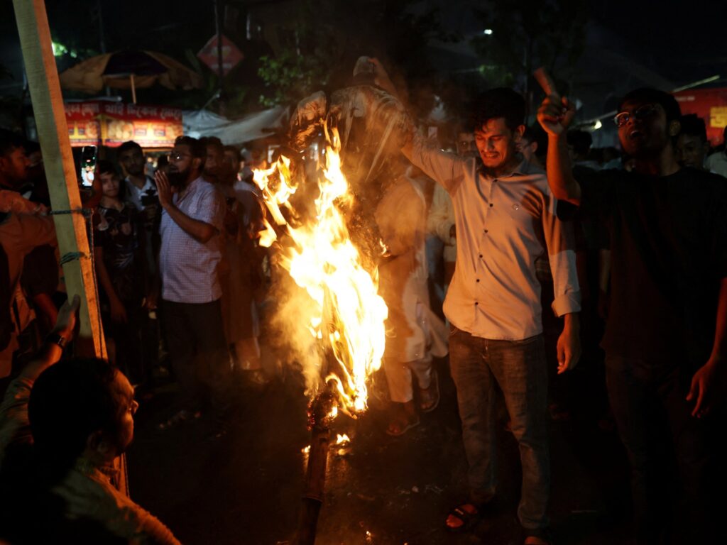 শেখ হাসিনার ভার্চুয়াল অনুষ্ঠানে যোগ দেওয়ায় সাকিবের মাগুরার বাড়িতে হামলা ও অগ্নিসংযোগ