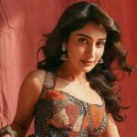 অন্তরঙ্গ দৃশ্যে অনীহা থাকায় বড় সিনেমা ছাড়লেন নীহারিকা এনএম