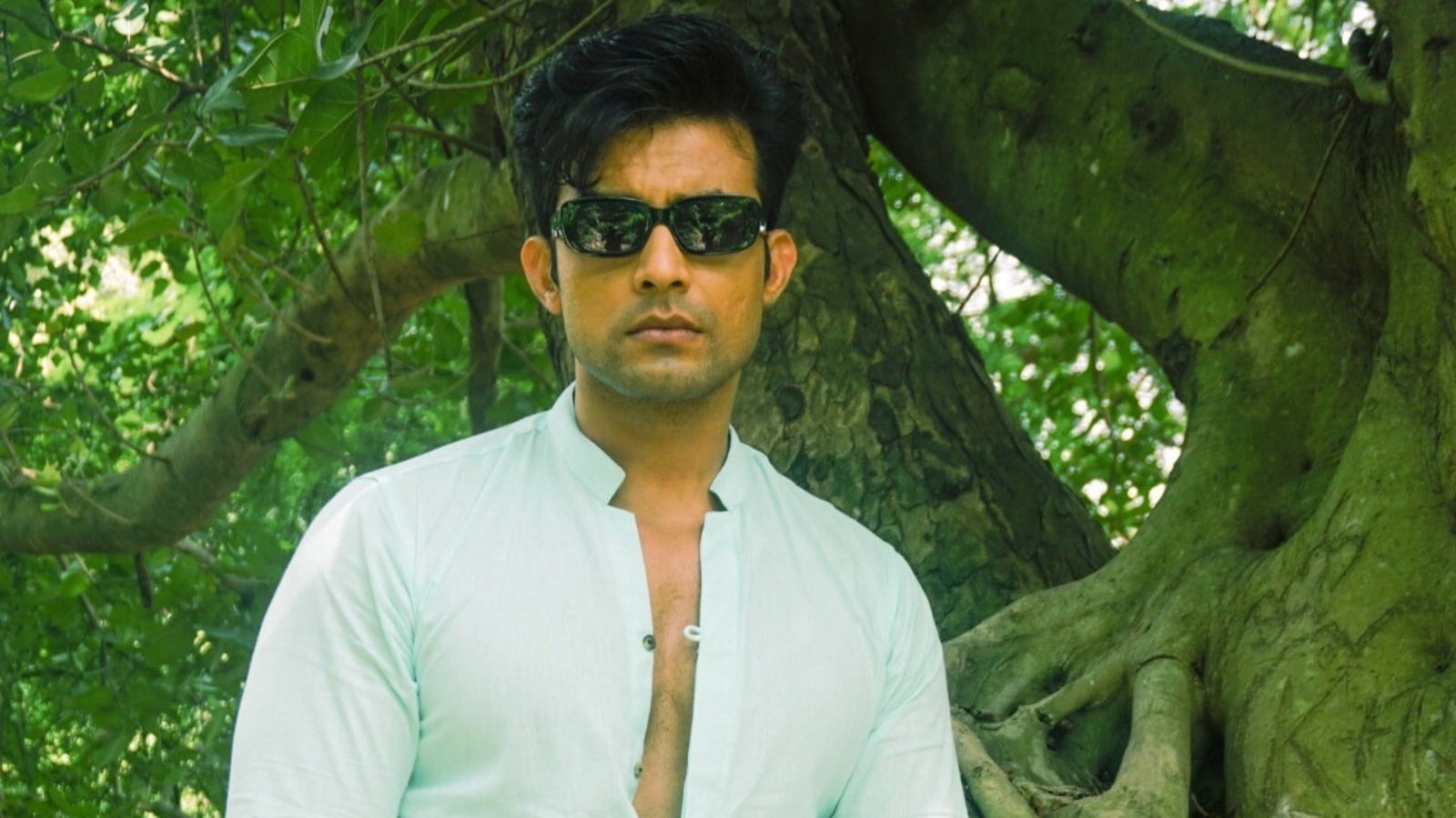 মধ্যরাতে রণজয়ের রহস্যময় লাইভ ভিডিও নিয়ে জল্পনা তুঙ্গে