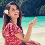 সমুদ্র সৈকতে সতেজ সাদিয়া আয়মান ও তার অজানিত কিছু তথ্য