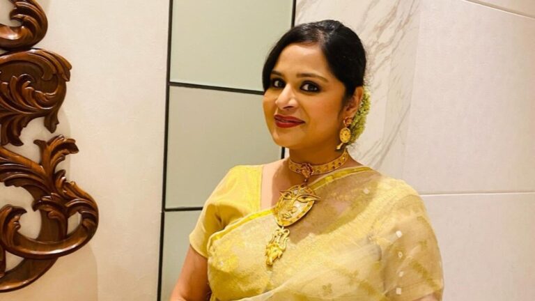 বিগ বস বাংলার মঞ্চে বাবার স্মৃতিচারণে আবেগপ্রবণ সোহিনী পাল