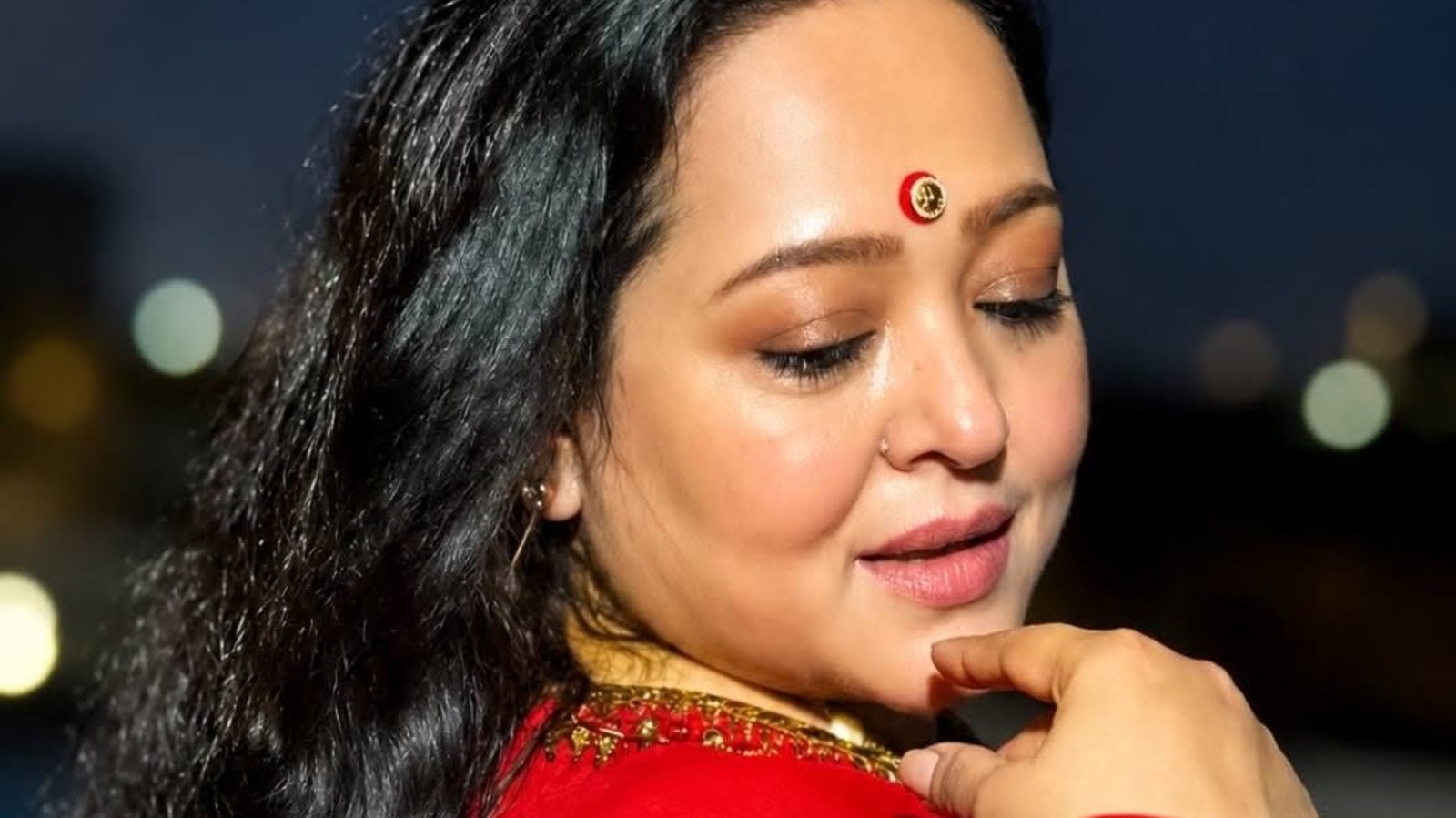 প্রেমের বিবর্তন ও বার্ধক্যেও কৈশোরের আবেগ নিয়ে কবিতা লিখলেন অপরাজিতা আঢ্য