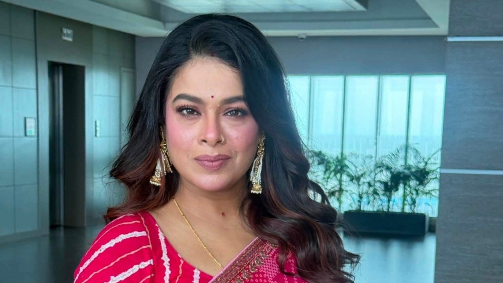 নতুন ভূমিকায় ইমন চক্রবর্তী সঞ্চালক হিসেবে পর্দায় আসছেন কর্মা ক্লিনিক রিয়ালিটি শোতে
