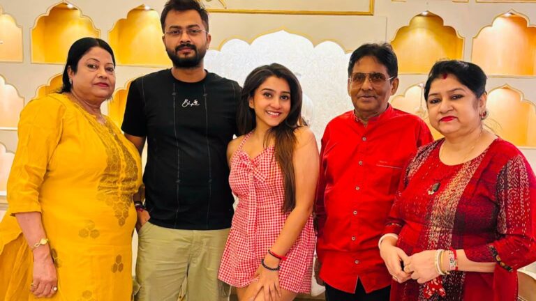 পরিবারের সঙ্গে ছবি পোস্ট করে ট্রোলিংয়ের শিকার ডোনা ভৌমিক দিলেন কড়া জবাব