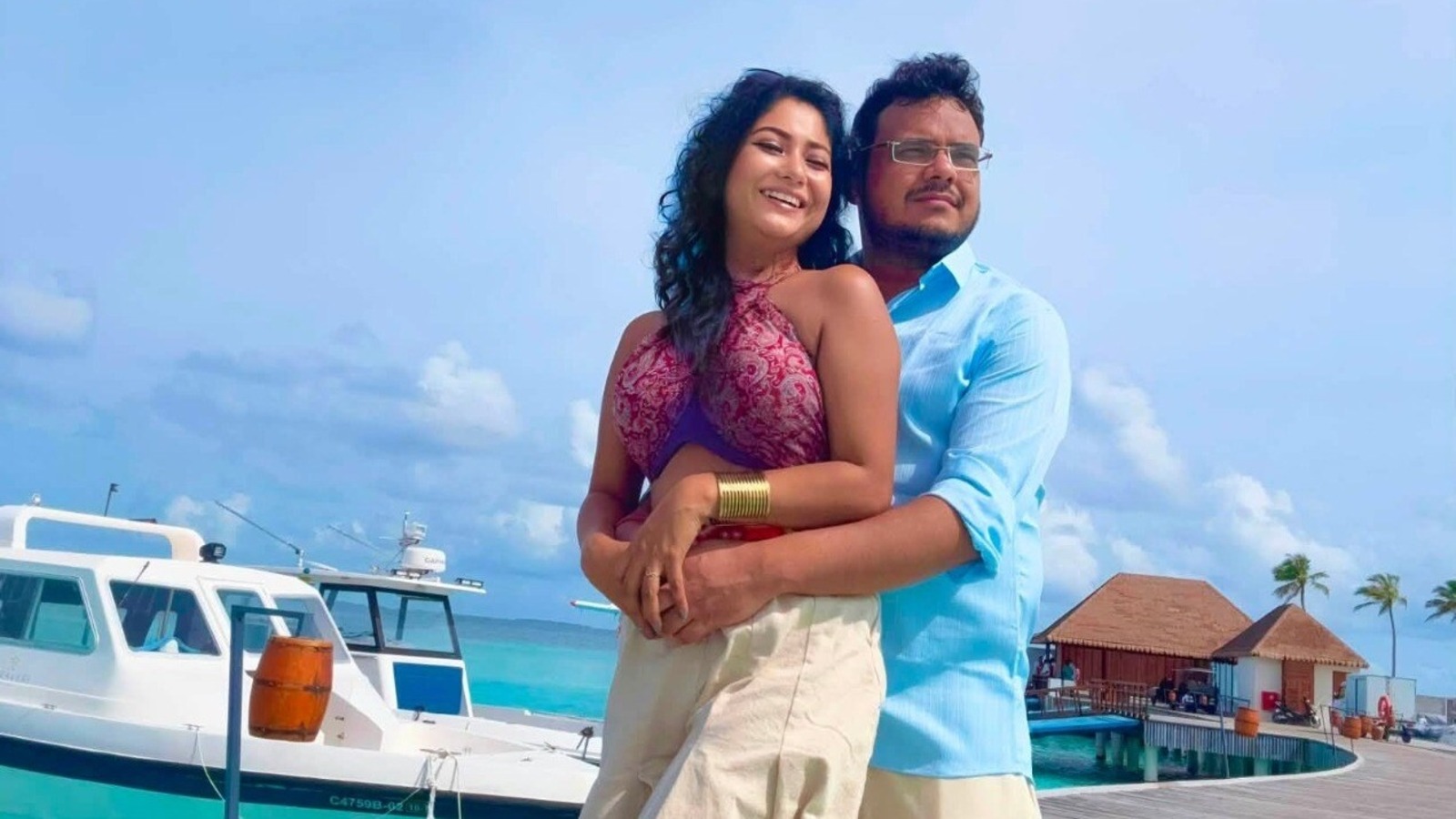 মালদ্বীপে আংটি বদল করলেন পরিচালক সপ্তাশ্ব বসু ও অভিনেত্রী অপালা চৌধুরী