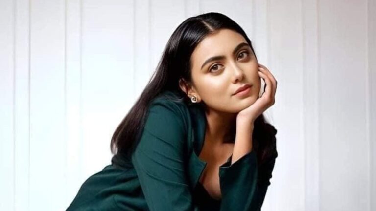 সৃজিতের ছবিতে ইধিকা পাল মহালয়ার বিশেষ আয়োজনে দেবী দুর্গার সাজে ক্যামেরার সামনে