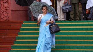 সংসদের সাজে আভিজাত্যের ঝলক কঙ্গনা রানাওয়াতের অর্ধকোটি টাকার ঘড়ি ও ব্যাগের দাম নিয়ে চর্চা