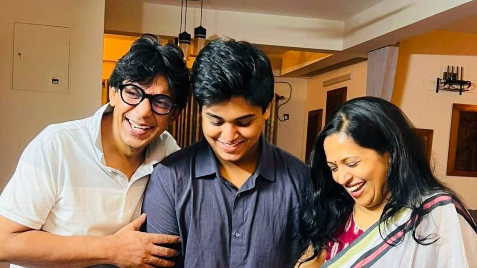 কুড়ি বছরের পথচলা চঞ্চল চৌধুরীর দাম্পত্য জীবনের রোমান্টিক আখ্যান