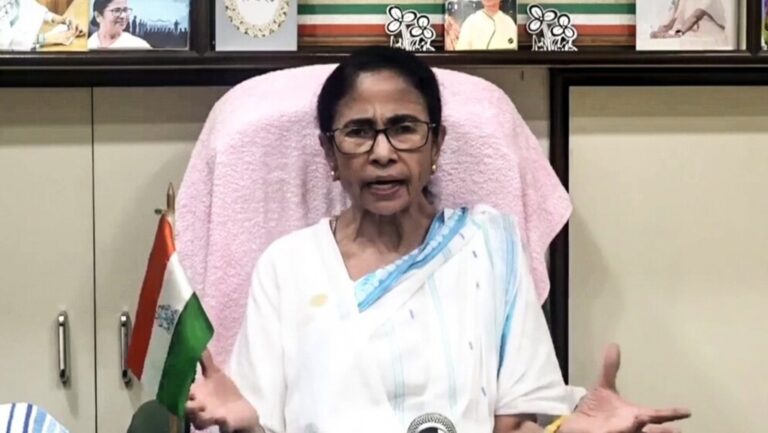 রাজনৈতিক প্রতিকূলতা ও রয়্যালটি বঞ্চনার অভিযোগ তুলে সরব মমতা বন্দ্যোপাধ্যায়