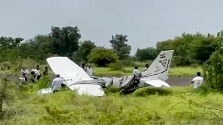 বারামতিতে রানওয়ে থেকে পিছলে গেল প্রশিক্ষণ বিমান, অক্ষত দুই আরোহী