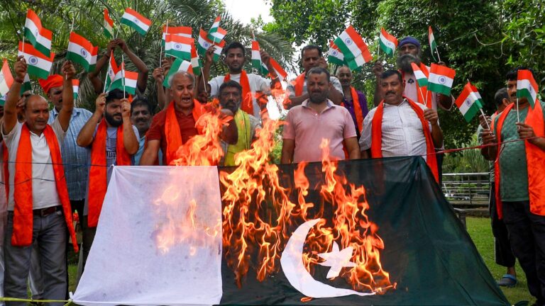 কুলগামে দুই শ্রমিক হত্যায় লস্কর কমান্ডার লতিফের সম্পৃক্ততার ইঙ্গিত গোয়েন্দাদের