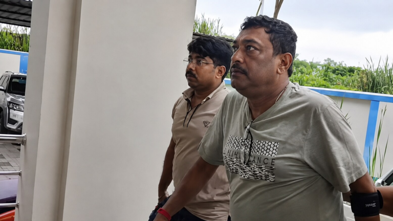 তোলাবাজি ও হিংসার অভিযোগে নৈহাটির প্রাক্তন বিধায়ক সনৎ দে গ্রেফতার