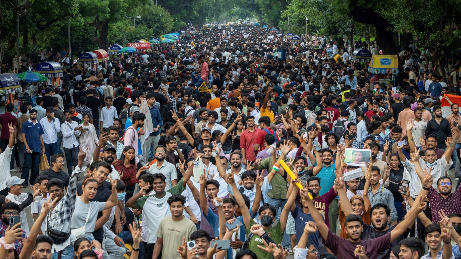 নিট বিক্ষোভকারী শিক্ষার্থীদের বিরুদ্ধে দায়ের করা মামলা প্রত্যাহারে রাজ্যগুলোকে স্বাধীনতা সুপ্রিম কোর্টের