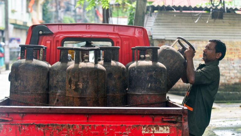 বাণিজ্যিক এলপিজি সিলিন্ডারের দাম কমল দুই শতাধিক টাকা