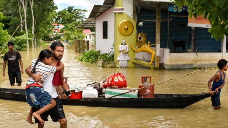 অসমের বন্যায় ডিঙি নৌকায় দুই হাজার মানুষের প্রাণ বাঁচিয়ে নায়ক শ্রাবণ কুমার