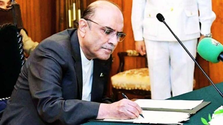 স্বাধীনতা দিবসে ৩৫৫ বিশিষ্টজনকে রাষ্ট্রীয় বেসামরিক পদক প্রদান করলেন প্রেসিডেন্ট জারদারি