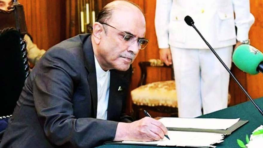 স্বাধীনতা দিবসে ৩৫৫ বিশিষ্টজনকে রাষ্ট্রীয় বেসামরিক পদক প্রদান করলেন প্রেসিডেন্ট জারদারি