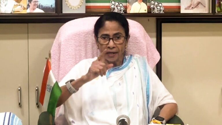 বইয়ের রয়্যালটি নিয়ে মমতার অভিযোগ ও প্রকাশকদের ব্যাখ্যার জটে রাজনৈতিক বিতর্ক