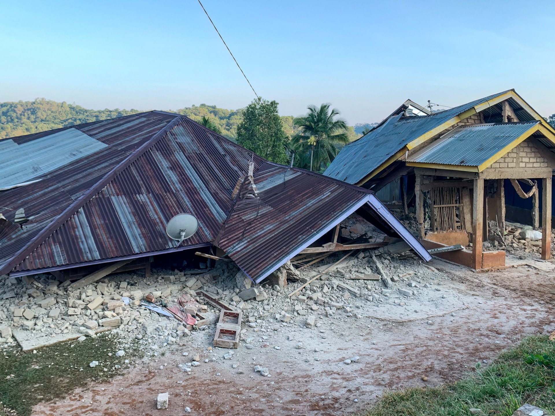 ইন্দোনেশিয়ায় ৭.৭ মাত্রার শক্তিশালী ভূমিকম্পে নিহত ২, সুনামি সতর্কতা জারি