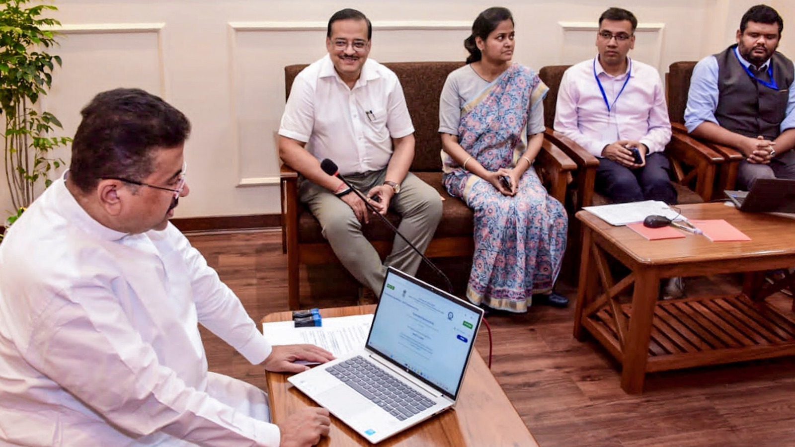 জনগণনার কাজে শিক্ষকরা, পঠনপাঠন স্বাভাবিক রাখার নির্দেশিকা ঘিরে বিতর্ক