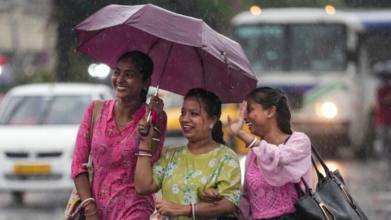 স্বাধীনতা দিবসেও দুর্যোগের ভ্রুকুটি দক্ষিণ ও উত্তরবঙ্গে ভারী বৃষ্টির সতর্কতা জারি আবহাওয়া দপ্তরের
