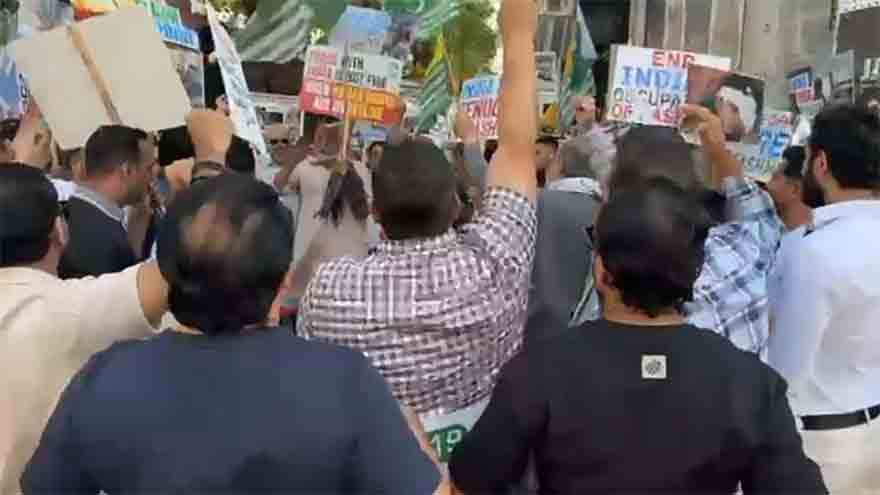 লন্ডনে ভারতীয় দূতাবাসের সামনে কাশ্মীরে সংহতি দিবস পালন ও বিক্ষোভ প্রদর্শন