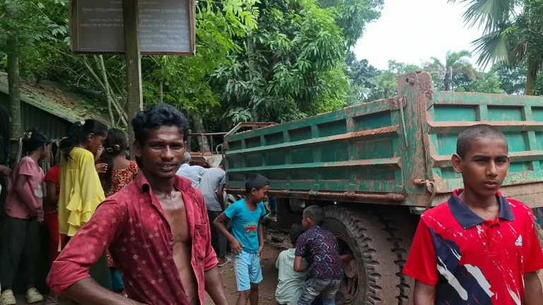 শরীয়তপুরের গোসেরহাটে নিয়ন্ত্রণ হারিয়ে বাড়িতে ঢুকলো বালবাহি মাহিন্দ্রা, প্রাণ গেল যুবকের