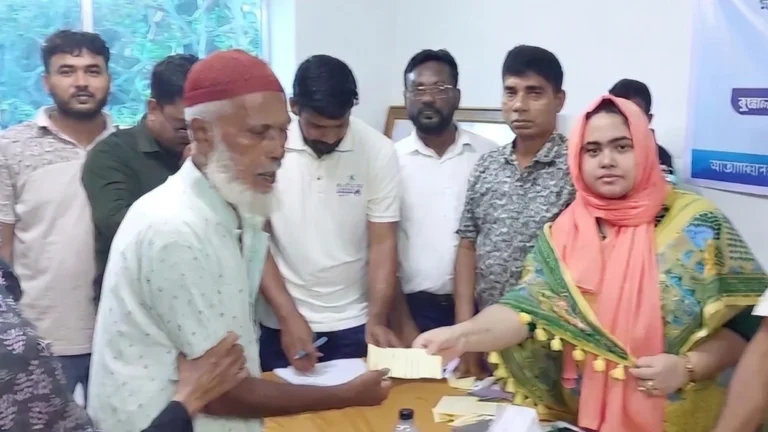 শরীয়তপুরে দুর্যোগে ক্ষতিগ্রস্ত ৩৩৬ পরিবারের মাঝে নগদ অর্থ বিতরণ