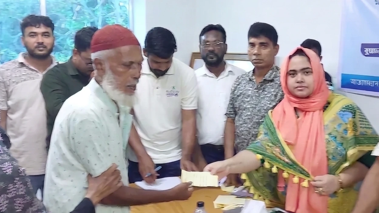শরীয়তপুরে দুর্যোগে ক্ষতিগ্রস্ত ৩৩৬ পরিবারের মাঝে নগদ অর্থ বিতরণ