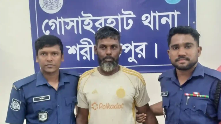 শরীয়তপুরের গোসাইরহাটে অবৈধ বালু উত্তোলনবিরোধী অভিযানে ট্রলার-ইঞ্জিন জব্দ, গ্রেপ্তার ১