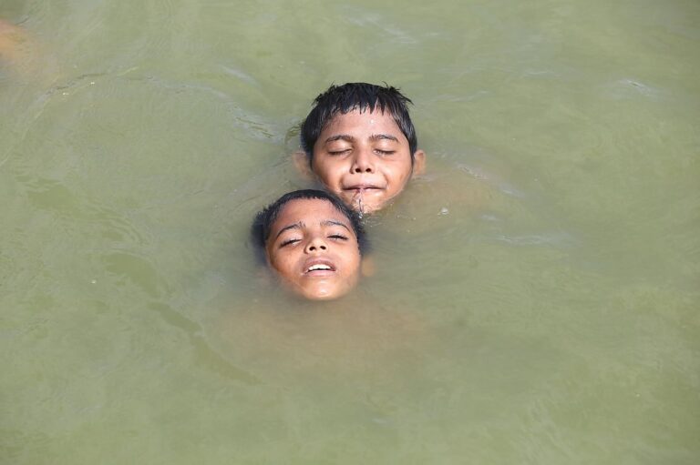Heat persists across Bangladesh despite scattered rain forecasts
