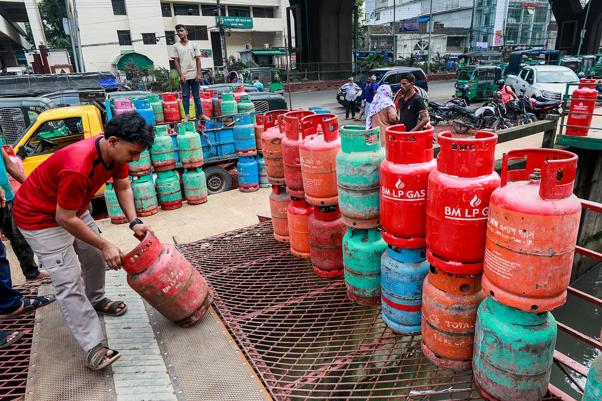 Severe gas crisis in Chittagong forces residents to switch to LPG cylinders as supply hits record low