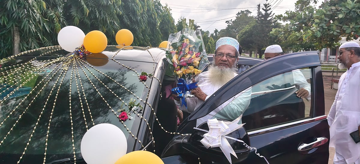 Tangail college professor receives grand farewell after thirty years of service