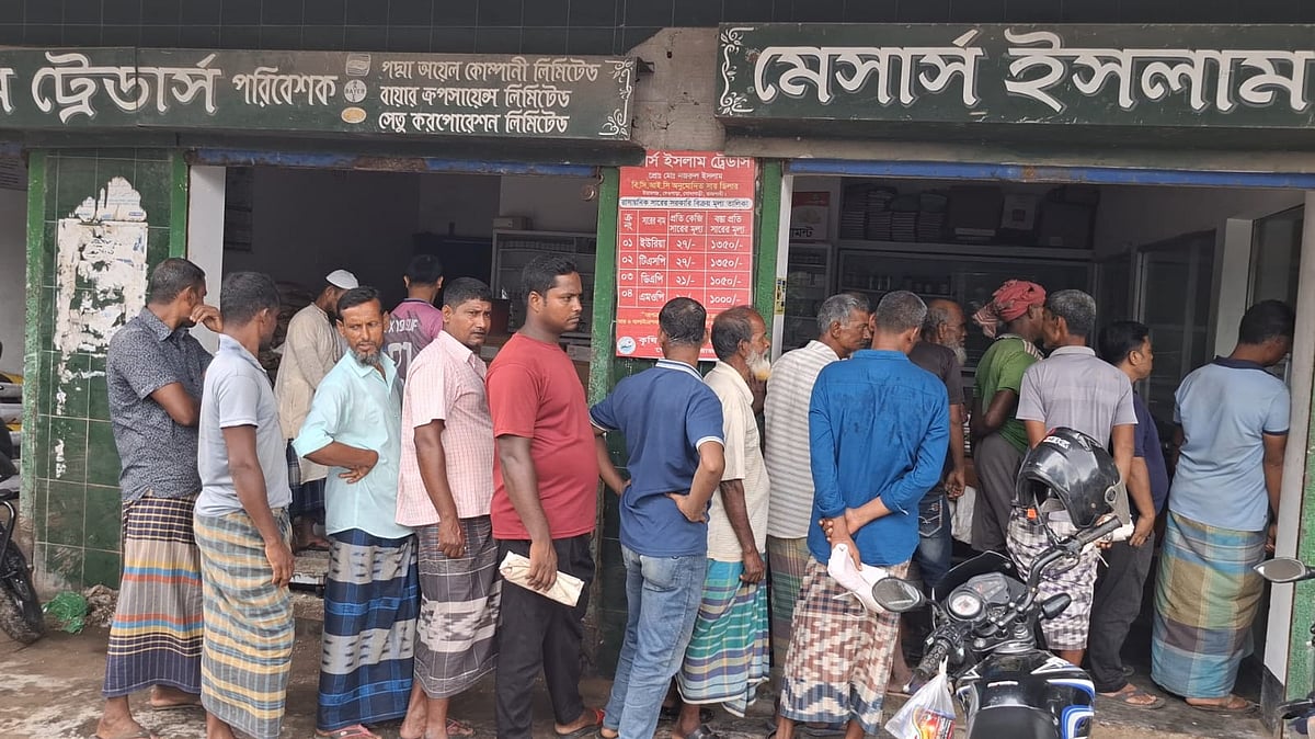 Farmers Face Fertilizer Shortage and Price Gouging Amidst Inadequate Supply in Rajshahi and Jessore
