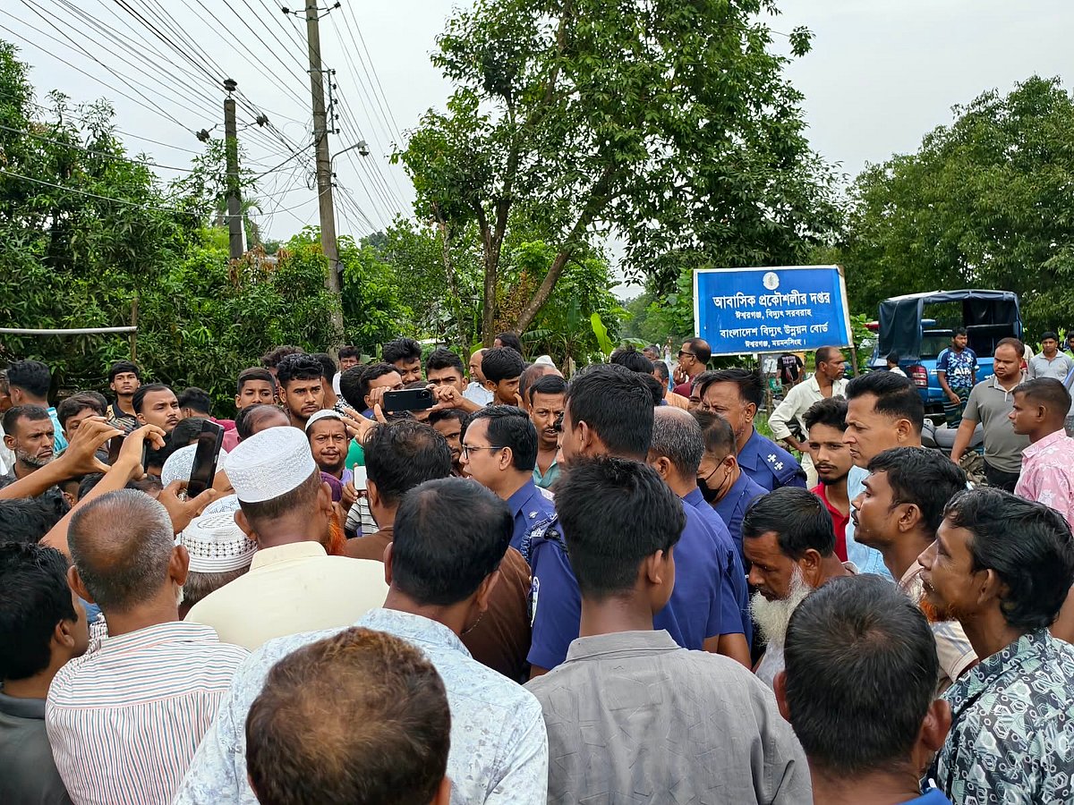 Residents storm Mymensingh power office over week-long outage and alleged bribery