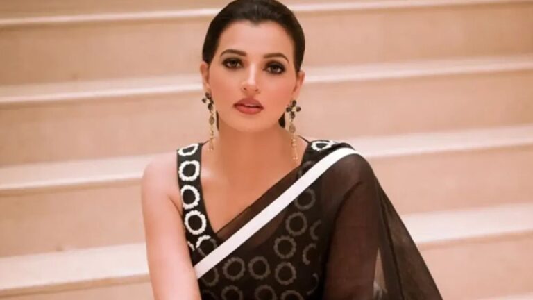 Dhallywood Actress Afia Nusrat Barsha Praises New Women-Operated Pink Bus Service in Bangladesh